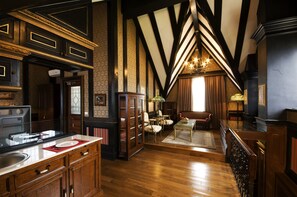 Family Suite, 2 Double Beds | Minibar, in-room safe, desk, soundproofing - The Old England Manor (Ren'ai)