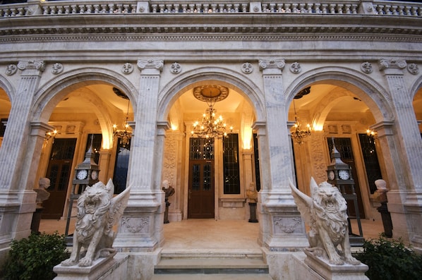 Front of property - The Old England Manor (Ren'ai)