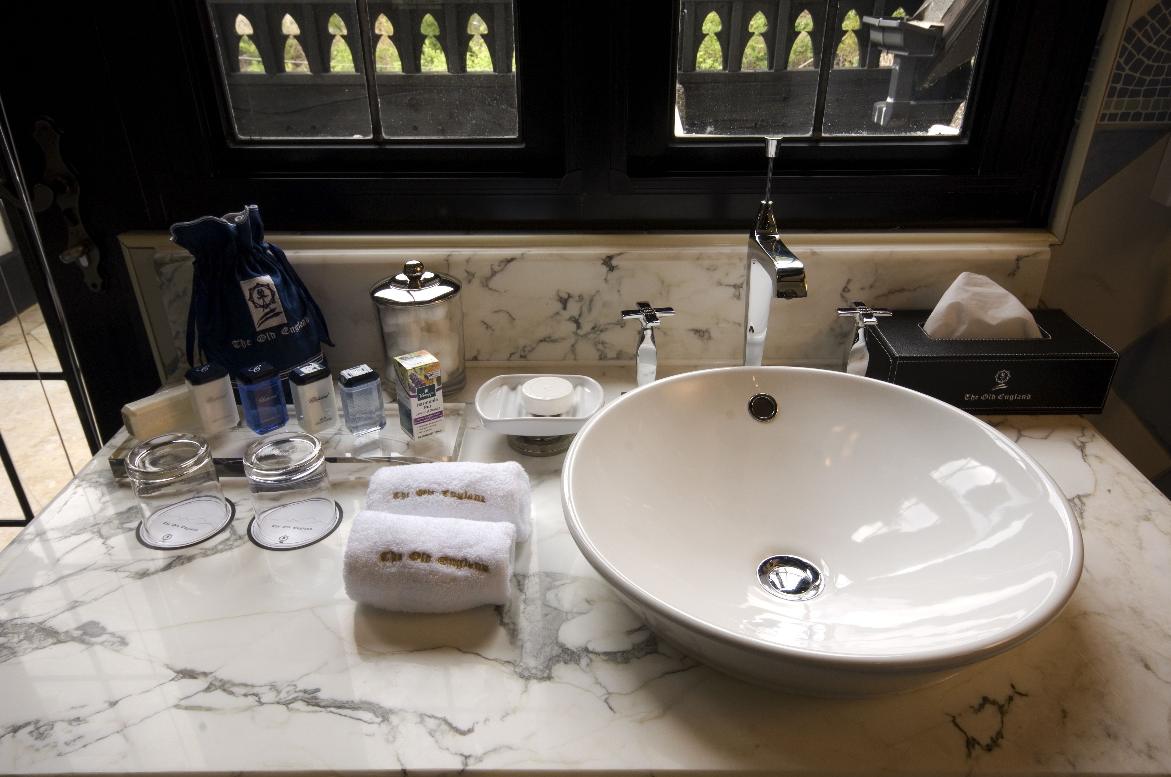 combined shower/bathtub, deep-soaking bathtub, free toiletries