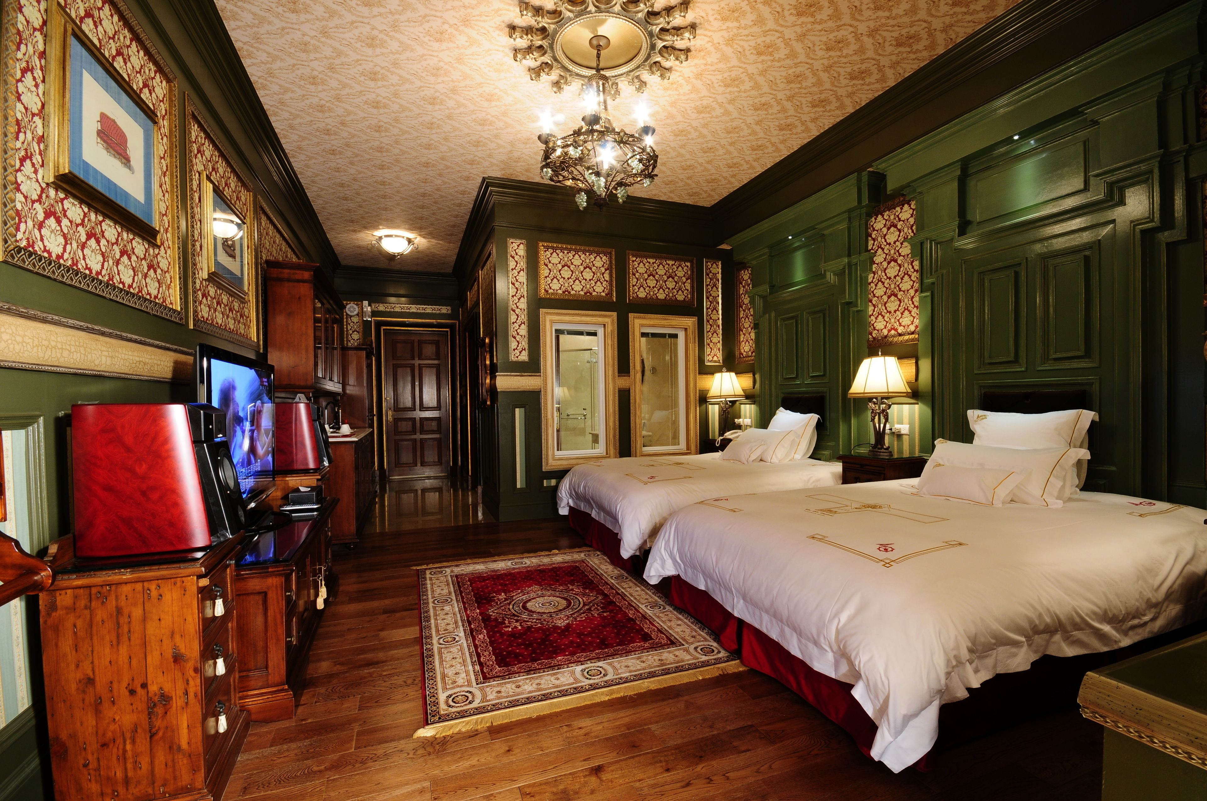 deluxe double room, 2 single beds | minibar, in-room safe, desk, soundproofing