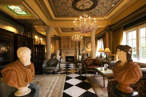 Bar (on property) - The Old England Manor (Ren'ai)