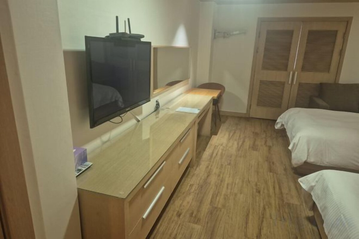 Premium bedding, desk, blackout drapes, soundproofing
