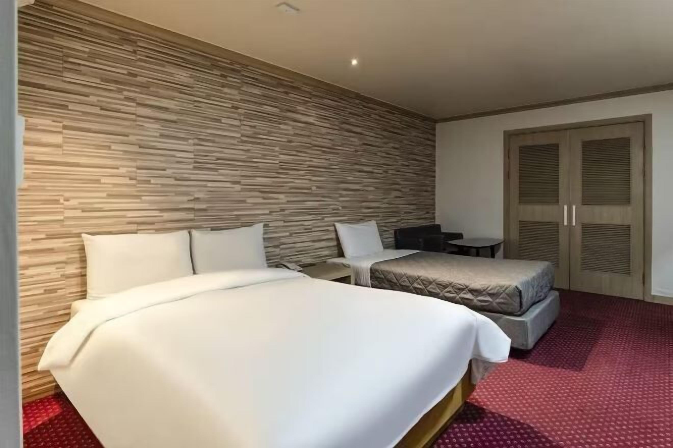 Premium bedding, desk, blackout drapes, soundproofing