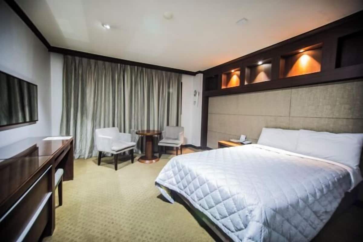Premium bedding, desk, blackout curtains, soundproofing