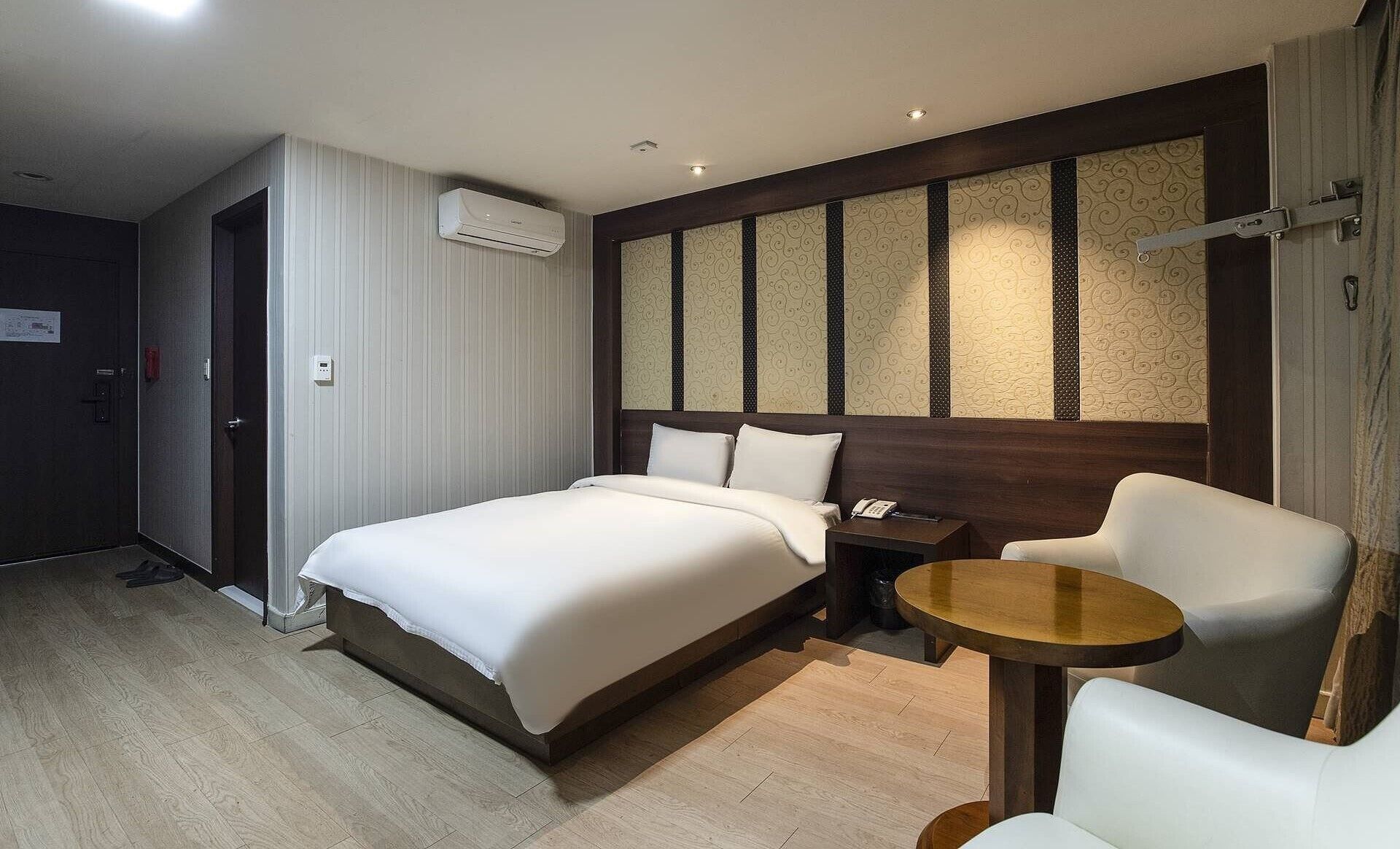 Deluxe Double | Premium bedding, desk, blackout curtains, soundproofing