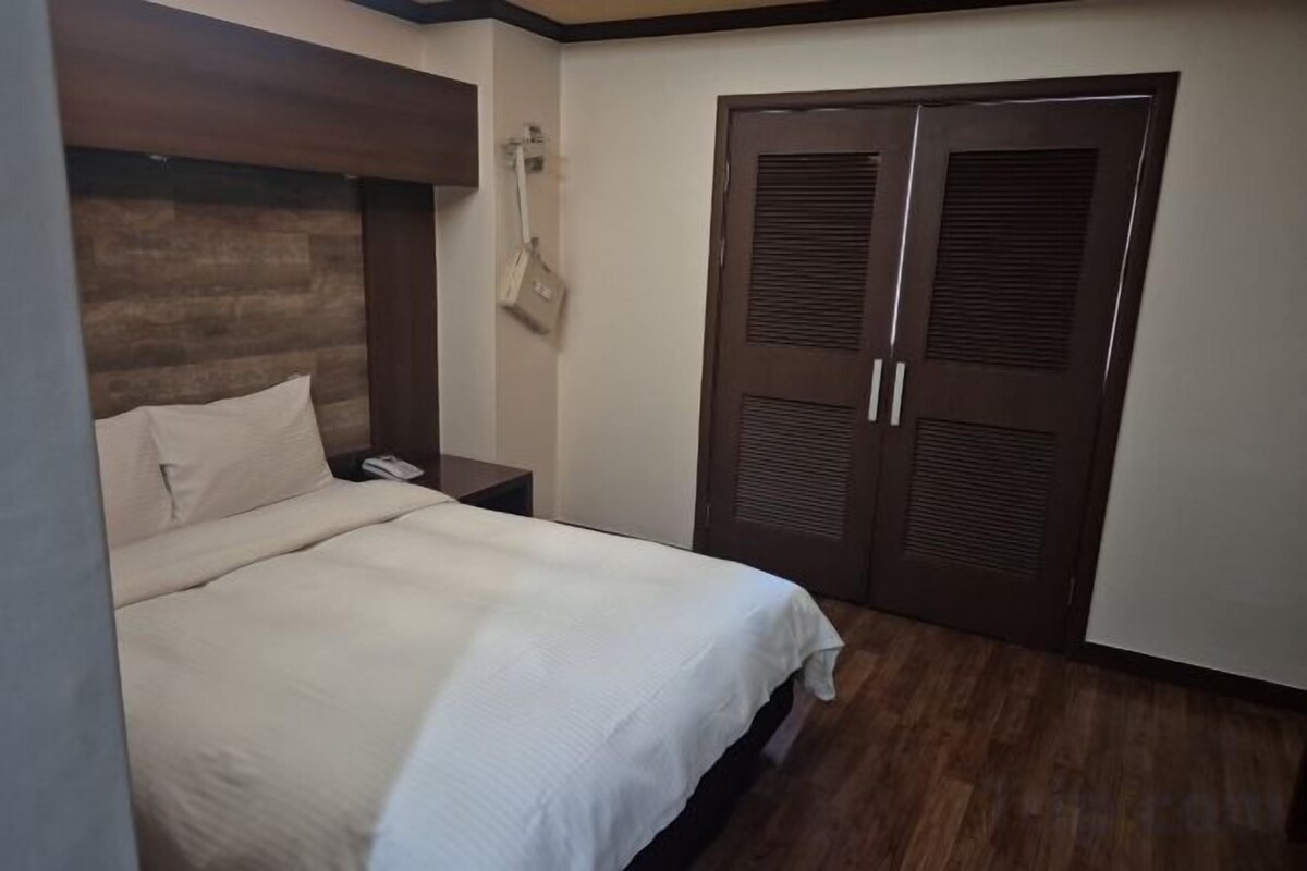 Premium bedding, desk, blackout drapes, soundproofing