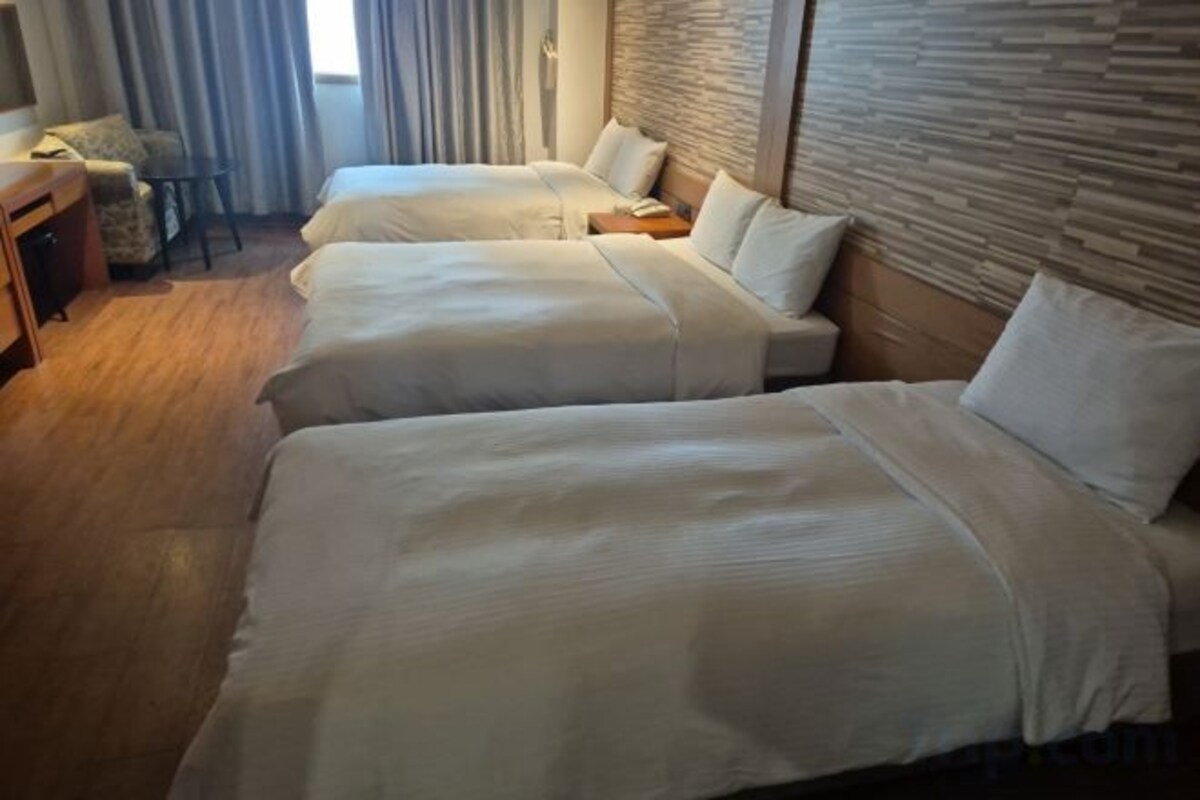Premium bedding, desk, blackout drapes, soundproofing