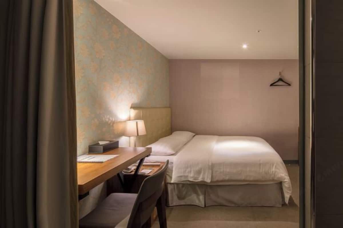 Premium bedding, in-room safe, desk, soundproofing