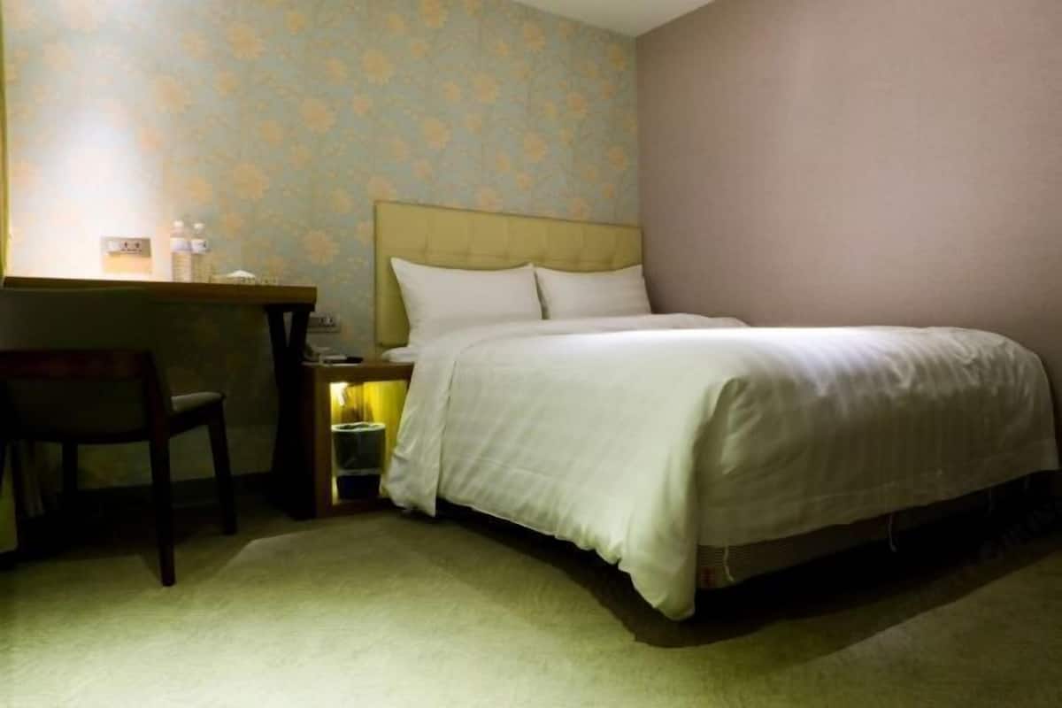 Premium bedding, in-room safe, desk, soundproofing
