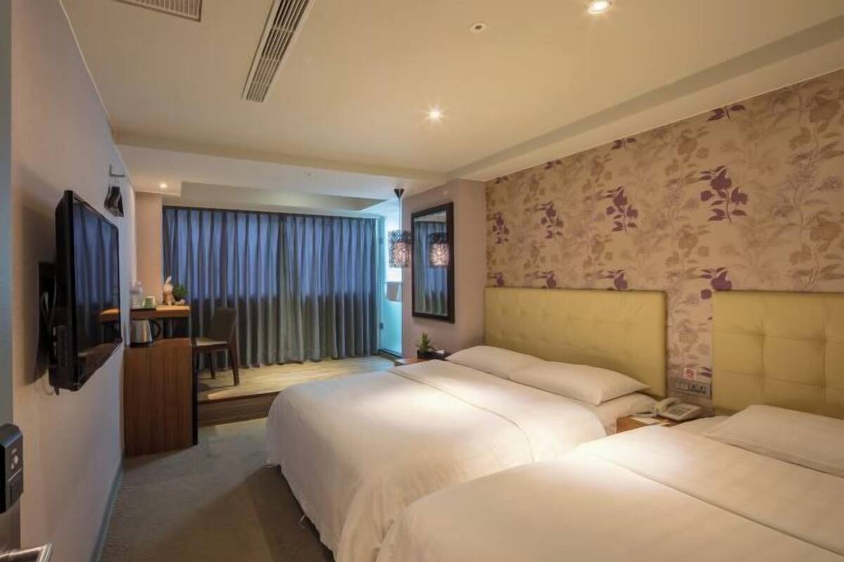 1 bedroom, premium bedding, in-room safe, desk