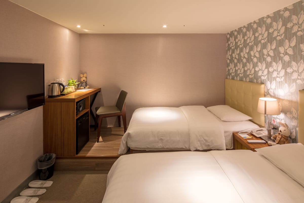 Elite Twin Room, 1 Bedroom, No Windows | Premium bedding, in-room safe, desk, soundproofing