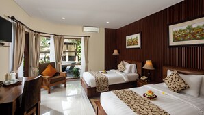 A hotel room with two beds, a desk, a chair, and a view of the outdoors. - Kadiga Villas Ubud by GenuineHost (Ubud)