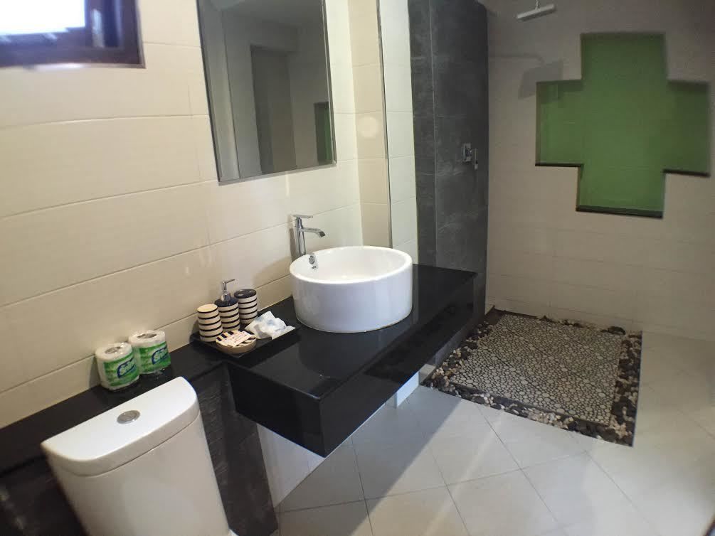 family room (deluxe) | bathroom | shower, rainfall showerhead, free toiletries, hair dryer