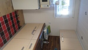 Standard Double Room | Private kitchen | Coffee/tea maker, fridge, microwave - Lucias House (Berlin)