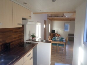 Habitación doble estándar | Cocina privada | Refrigerador, microondas y cafetera y tetera