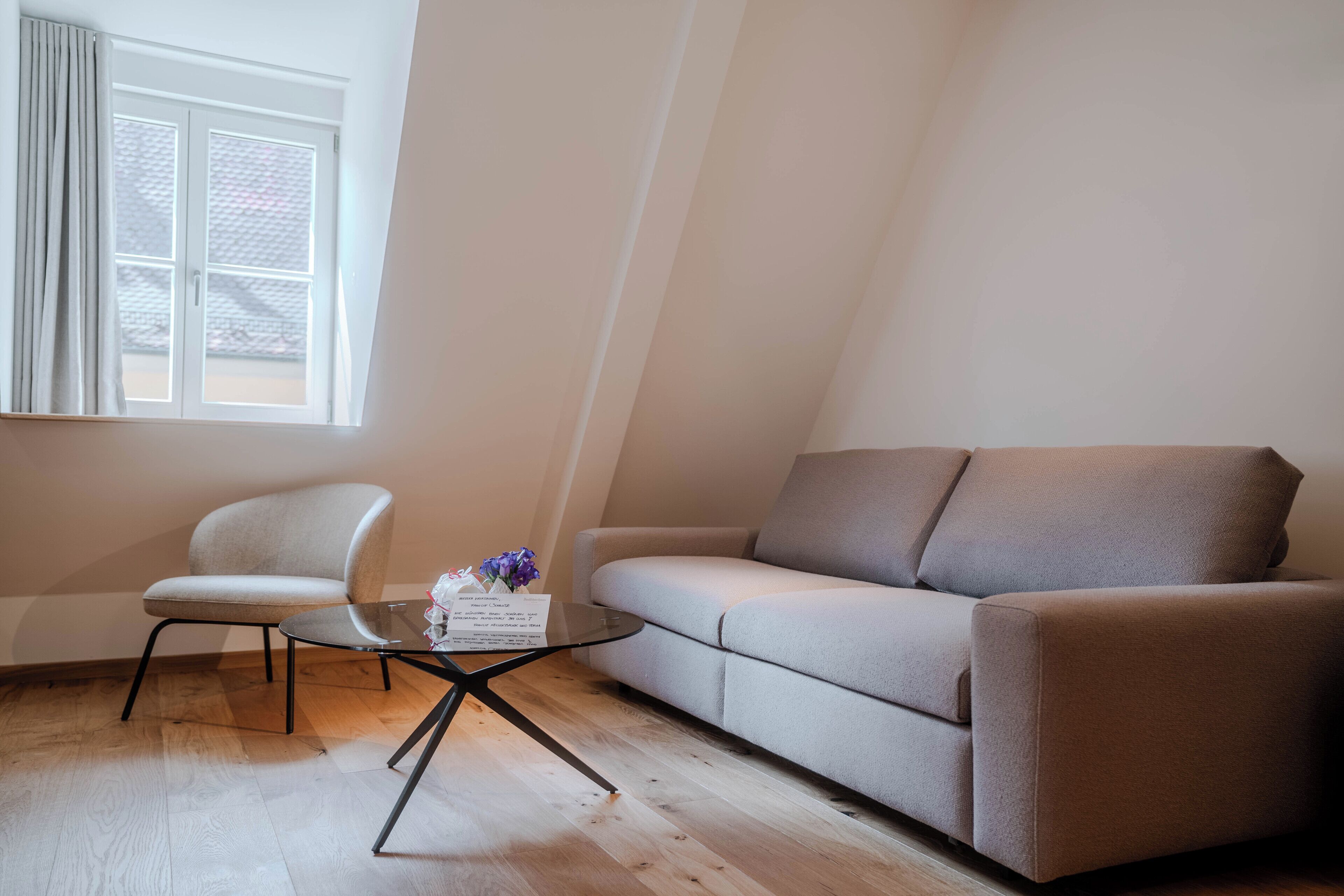 suite ehem. sparkasse | living area | 43-inch flat-screen tv with cable channels, heated floors