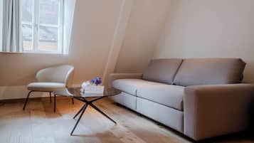 Suite ehem. Sparkasse | Wohnbereich | 43-Zoll-Flachbildfernseher mit Kabelempfang, Fußbodenheizung