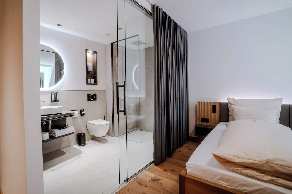 komfort doppelzimmer ehem. sparkasse | bathroom | designer toiletries, hair dryer, slippers, towels