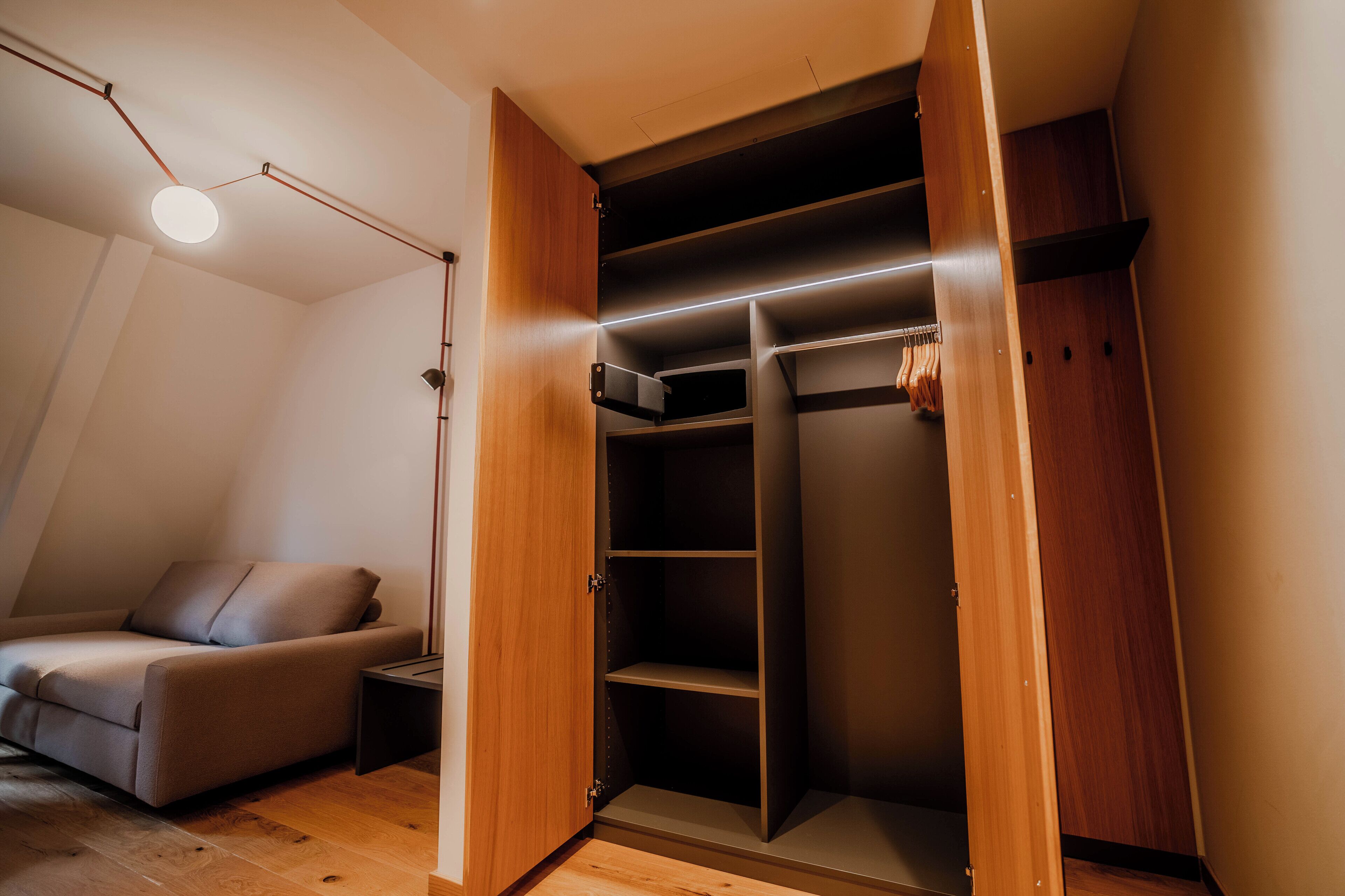 suite ehem. sparkasse | bathroom | designer toiletries, hair dryer, slippers, towels