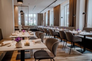 2 restaurantes, se sirven comidas, cenas y cocina regional
