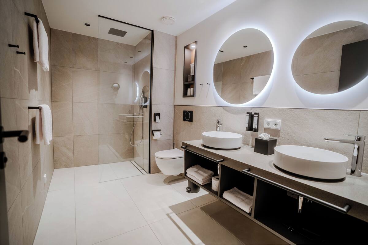 junior suite ehem. sparkasse | bathroom | designer toiletries, hair dryer, slippers, towels
