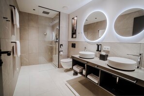 Junior Suite ehem. Sparkasse | Badkamer | Designer toiletartikelen, een haardroger, pantoffels, handdoeken