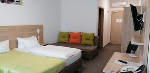 Comfort Quadruple Room, Balcony | Hypo-allergenic bedding, in-room safe, desk, blackout drapes - Gasthaus Pension Rezatgrund (Windsbach)
