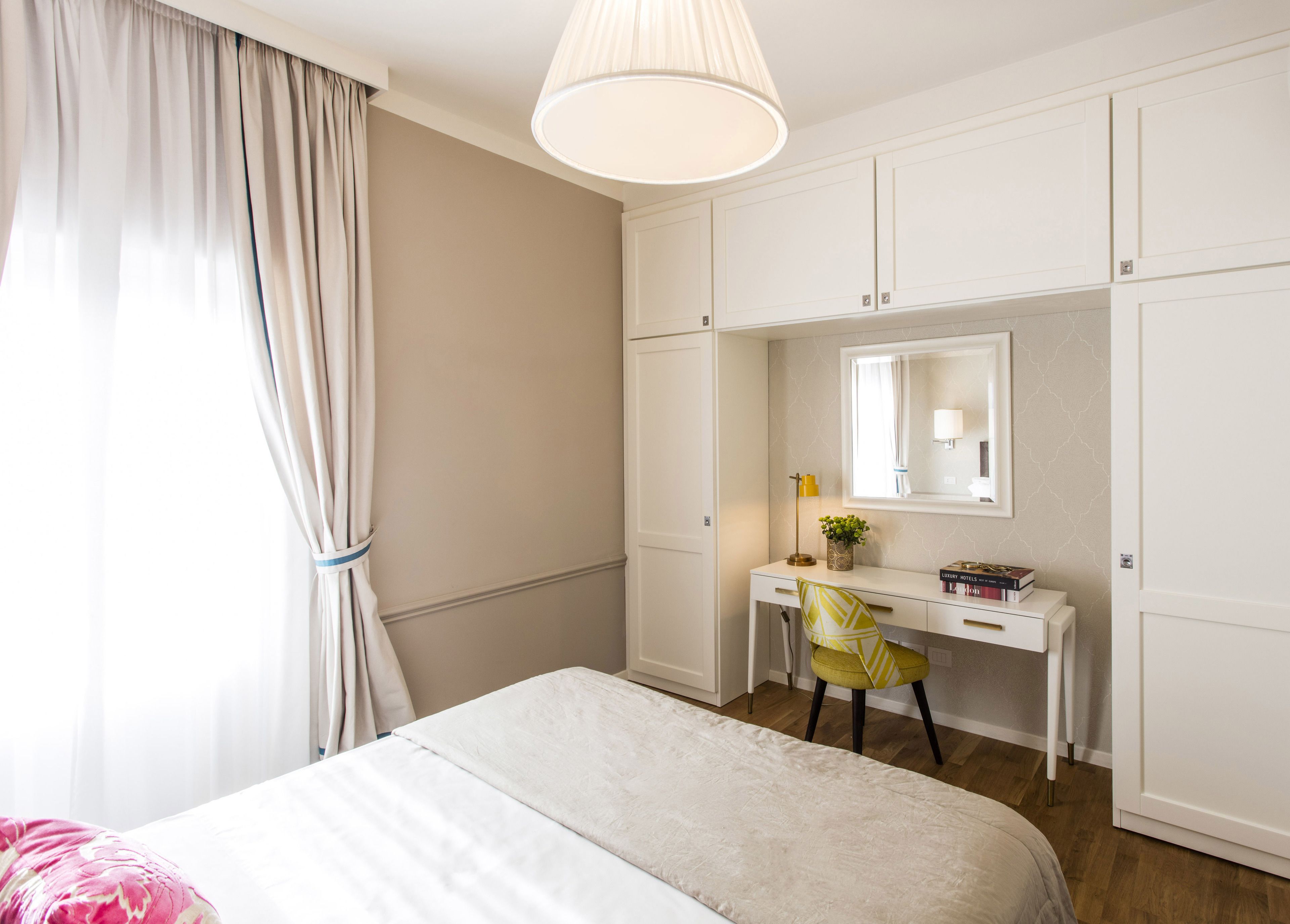 Une chambre à coucher avec un lit, un bureau et une chaise.