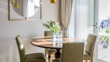 Appartamento Exclusive, balcone, vista mare | Pasti in camera