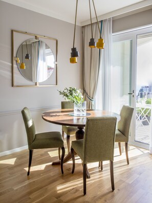 Apartamento exclusivo, balcón, vistas al mar | Servicio de comidas en la habitación