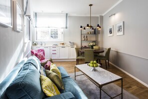 Apartamento clássico, 2 quartos | Área de estar | TV de tela plana