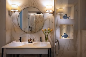 Superior-Apartment, 2 Schlafzimmer | Badezimmer | Dusche, Regendusche, Designer-Toilettenartikel, Haartrockner