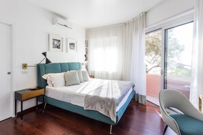 Apartamento, vista para o mar, em edifício anexo (8 minutes walking from main building) | Roupas de cama premium, cofres nos quartos, escrivaninha