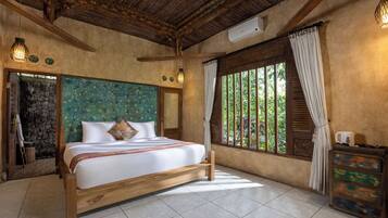 Minibar, caja de seguridad en la habitación y escritorio