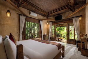 Bungalow, Garden View | Minibar, in-room safe, desk, laptop workspace