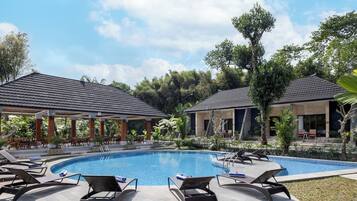 11 outdoor pools, pool umbrellas, pool loungers
