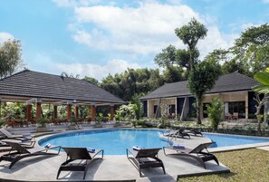 11 piscinas al aire libre, sombrillas, sillones reclinables de piscina