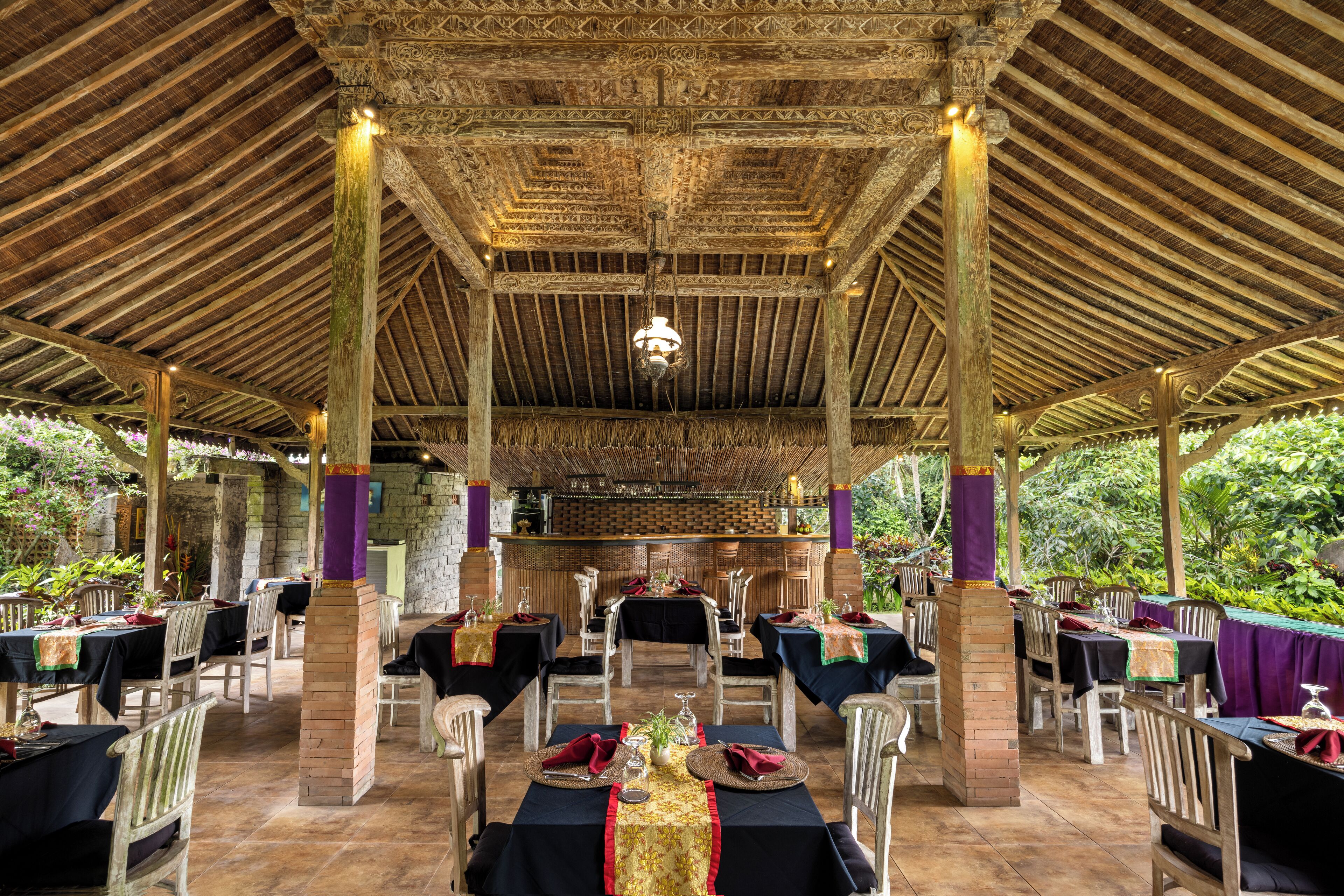 Se sirven desayunos y cocina internacional, con vista al jardín 