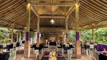 Petit déjeuner, déjeuner et dßner servis sur place, vue sur le jardin