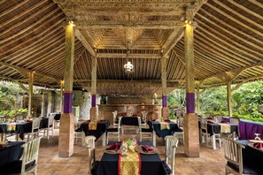 Breakfast, lunch, dinner served; international cuisine, garden views  - Senetan Villas and Spa Resort (Payangan)