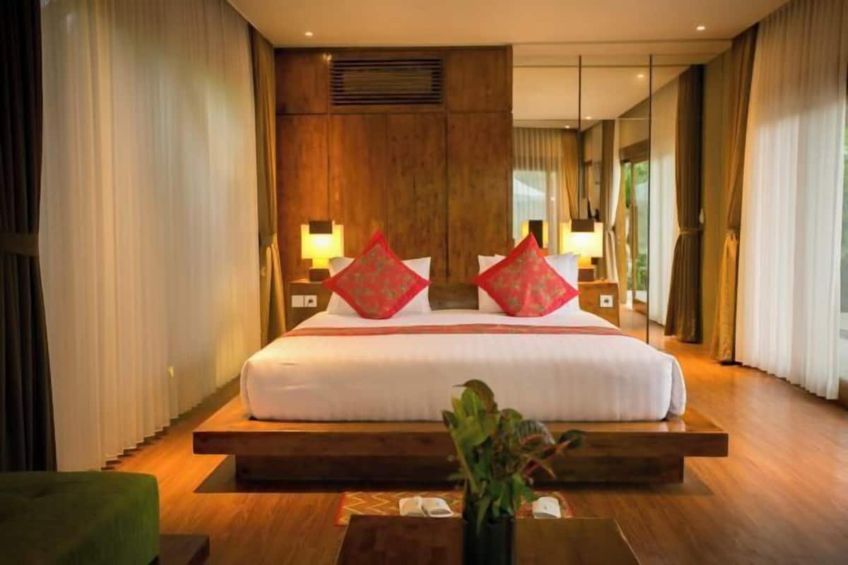 Minibar, in-room safe, desk, blackout curtains