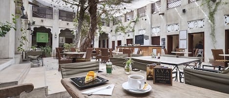 Frukost enligt egen beställning varje dag (AED 72 per person)