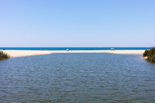 Una playa cerca, arena blanca