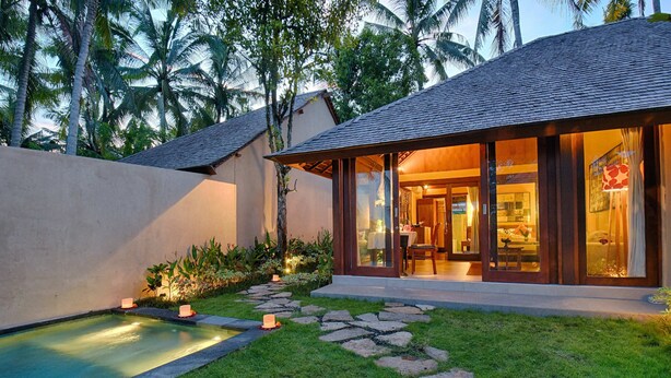 A modern house with a swimming pool, glass doors, and a well-maintained garden. - Samkhya Villas (Ubud)