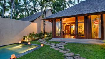 One Bedroom Private Pool Villa with Living Room (Free 1x Floating Breakfast or Minibar) | Seprai premium, minibar, brankas, dan meja kerja