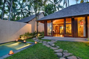 One Bedroom Private Pool Villa with Living Room (Free 1x Floating Breakfast or Minibar) | Roupas de cama premium, frigobar, cofres nos quartos, escrivaninha