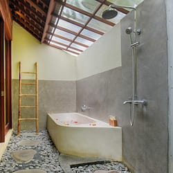 One Bedroom Private Pool Villa with Living Room (Free 1x Floating Breakfast or Minibar) | Bathroom | Separate bathtub and shower, rainfall showerhead, free toiletries