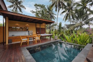 Premier One Bedroom Pool Villa (Free 1x Floating Breakfast or Minibar) | 高档床上用品、迷你吧、客房内保险箱、办公桌
