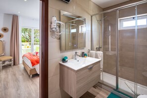 Apartamento família, 1 quarto, sacada, no piso térreo | Chuveiro
