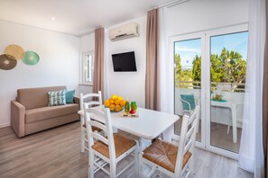 Comfort Studio, Terrace | Living area | 32-inch flat-screen TV with cable channels, LED TV, foosball - Flôr da Laranja, Albufeira (Albufeira)